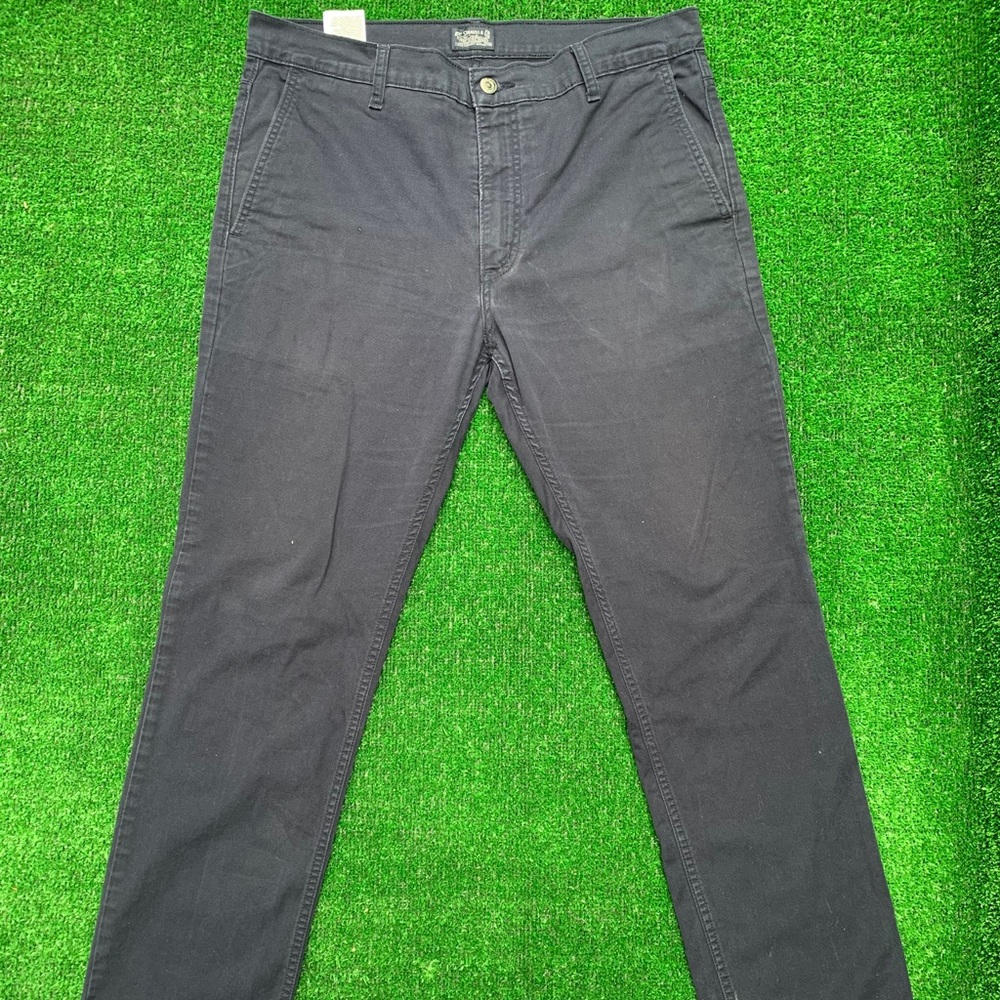 Levi’s Men’s Pants (READ DESCRIPTION